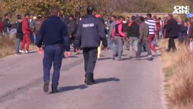 Роми затвориха пътя Казанлък-Черганово и си организираха състезание с каруци