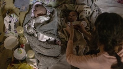 Светът осъди варварската атака над родилното в Мариупол, Русия отрече да стои зад нея