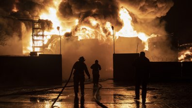 Голям пожар гори във фабрика в руската Ленинградска област