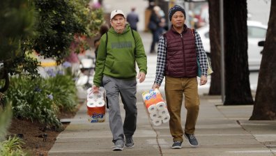 Експерт обясни защо хората се презапасяват с тоалетна хартия