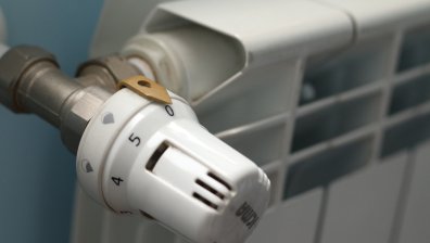Почти 50% от работещите българи живеят на студено заради ниски заплати
