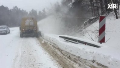 Закъсал ТИР блокира пътя Полски Тръмбеш - Свищов за няколко часа