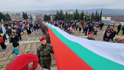 Народни носии, гайди, трибагреници: България празнува Освобождението си
