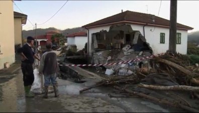 Девет жертви вече взеха наводненията в Северозападна Италия