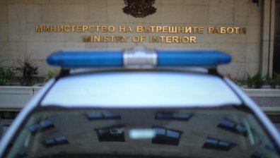 Обвиниха в опит за умишлено убийство мъжа, нападнал с нож жена в трамвай в София