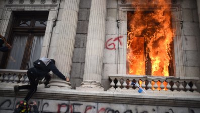 Протестиращи запалиха парламента в Гватемала