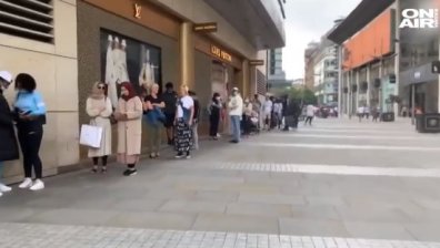 Англия отвори магазините си, извиха се дълги опашки от пазаруващи