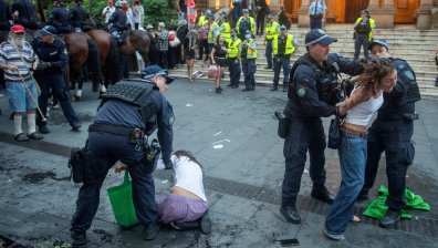Сблъсъци в Австралия: Полицейско насилие срещу протестиращи (ВИДЕО+СНИМКИ)