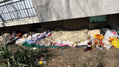 От HelpBook: Клошари се заселиха трайно под терасата ни