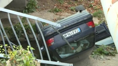 Кола падна в Перловската река в столицата