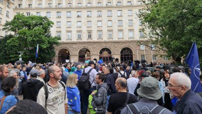 "33 години след промените отново сме тук": Граждани протестират пред президентството