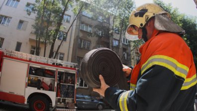 Овъглено тяло на мъж откриха ден след пожар в хале в Ямбол