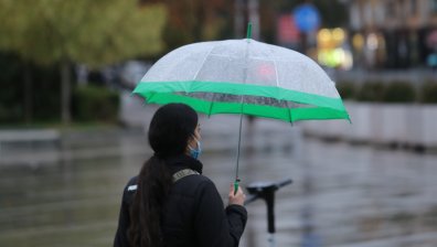 Оранжев код за интензивни валежи в 11 области, очаква ни и сняг