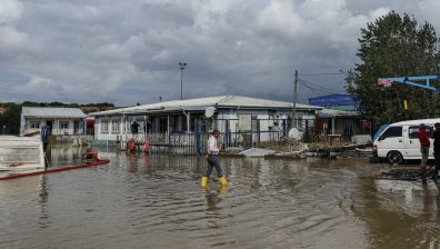 Валежи взеха жертви и наложиха евакуация в Турция