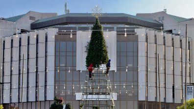 Гигантска коледна елха разпръсква празнична магия пред НДК (СНИМКИ)