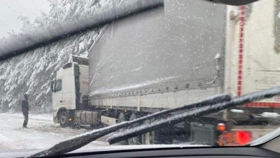 "Катастрофи и тежък сняг": Шофьори са блокирани на АМ "Тракия"