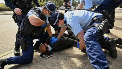 Под дъжд от шокови гранати - стотици арестувани на протест в Мелбърн срещу локдауна