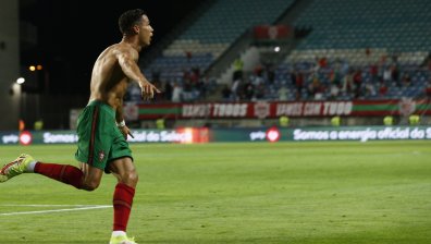 Феновете на "червените дяволи" трескаво купуват новите екипи на Роналдо