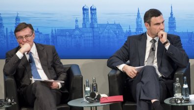 Украинската опозиция показа в Мюнхен снимки на пребити от полицията демонстранти