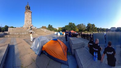 Паметникът на Съветската армия - опасен за гражданите, палатковият лагер остава