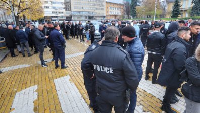 Стотици полицаи излязоха на протест пред НС: "Не политизирайте сблъсъците с феновете"