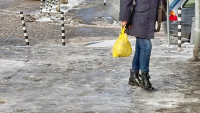 Жълт и оранжев код за валежи и поледици в събота (+КАРТА)