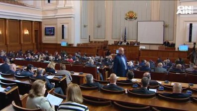 Гласуването на оставката на шефа на НЗОК скара депутатите