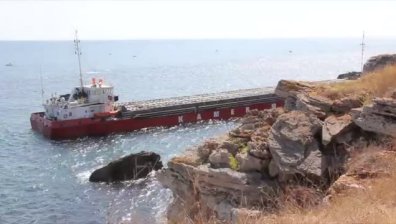 Заседналият кораб е наклонен, след като пропадна планът за разтоварване