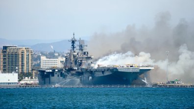 Втори ден борба с огъня на кораба в Сан Диего, ранените са 60