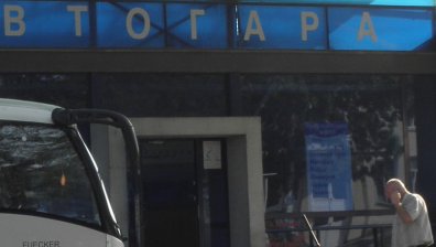 Сигнал: Пълна гъчканица е в междуградския автобус, хора висят по вратите