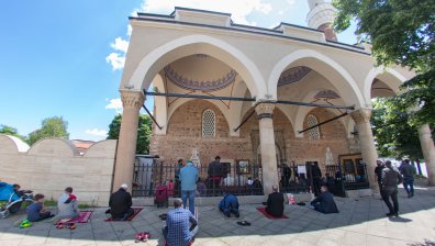 При строги мерки за хигиена и дистанция се проведе молитвата в "Баня Баши"