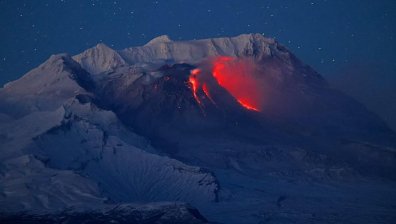 Изригна вулканът Шивелуч в Камчатка, обявиха "червен" код за авиацията (+ВИДЕО)