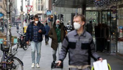 Учени: Трябва да живеем с Ковид-19 по същия начин, по който и с грипа