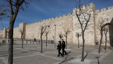 Затягат мерките в Израел, затварят училища и предприятия