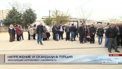 Въпреки напрежението, гласоподавателите в Турция чакат на опашки своя ред