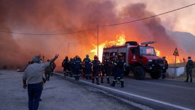 Извънредно положение в Гърция заради пожарите, стотици напускат домовете си