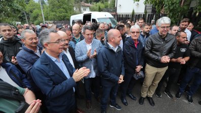 Денонощен пост на привърженици на Ахмед Доган и полицаи пред сараите в "Бояна" (СНИМКИ)