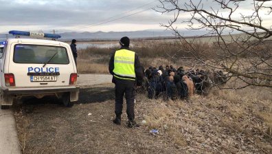 Задържаха трима души за трафик на мигранти