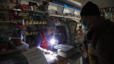 Украинският град Мариупол остана без вода, топло и ток