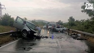 Жена и дете са ранени след челния удар на пътя Китен-Приморско