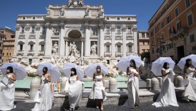 Бъдещи булки протестираха в сватбени рокли в Рим (+ВИДЕО)