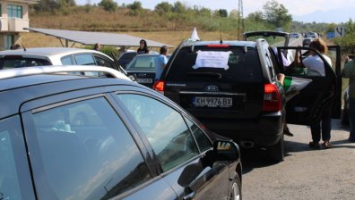 Полицията спря колите на протестиращите край Бобов дол, тръгнаха пеша към "Струма"