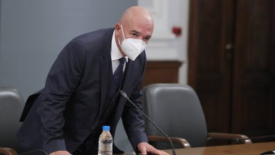Ген. Мутафчийски: Няма да затваряме хората, чакаме ваксините