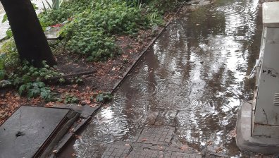 След некачествен ремонт: При дъжд тротоарът става море