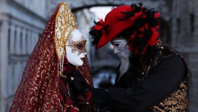 "По времето на Казанова": Карнавалът във Венеция изумява и тази година (+СНИМКИ)