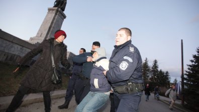 Протест пред Паметника на Съветската армия: Не мърдаме до демонтирането му!