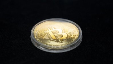 Цената на биткойна се изстреля след едномесечно дъно