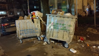 В центъра на София: Ежедневна гледка са препълнените кофи и боклуци