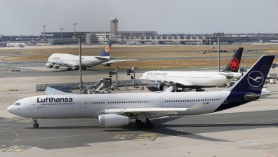 Самолети във вода и задръстена канализация - истинско бедствие на летището във Франкфурт