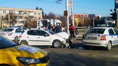 Катастрофа затруднява движението в София, на място има полиция